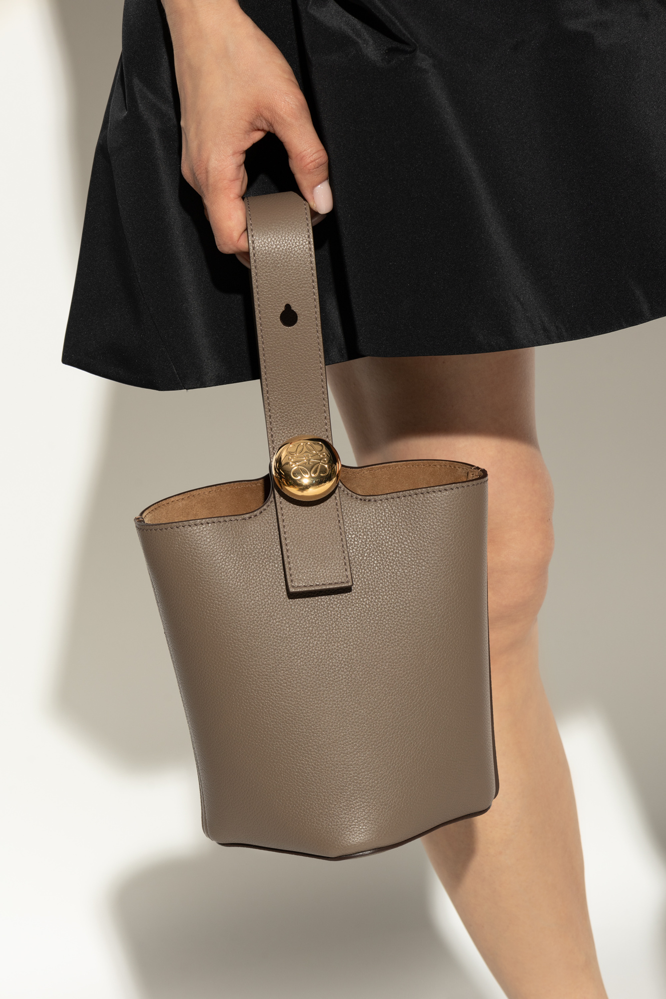 ハンドバッグ LOEWE 'Pebble' mini handbag LOEWE Pebble mini leather tote | NET-A-PORTER